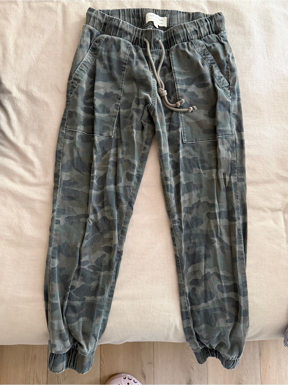 cloth & stone Green Camouflage Drawstring Joggers